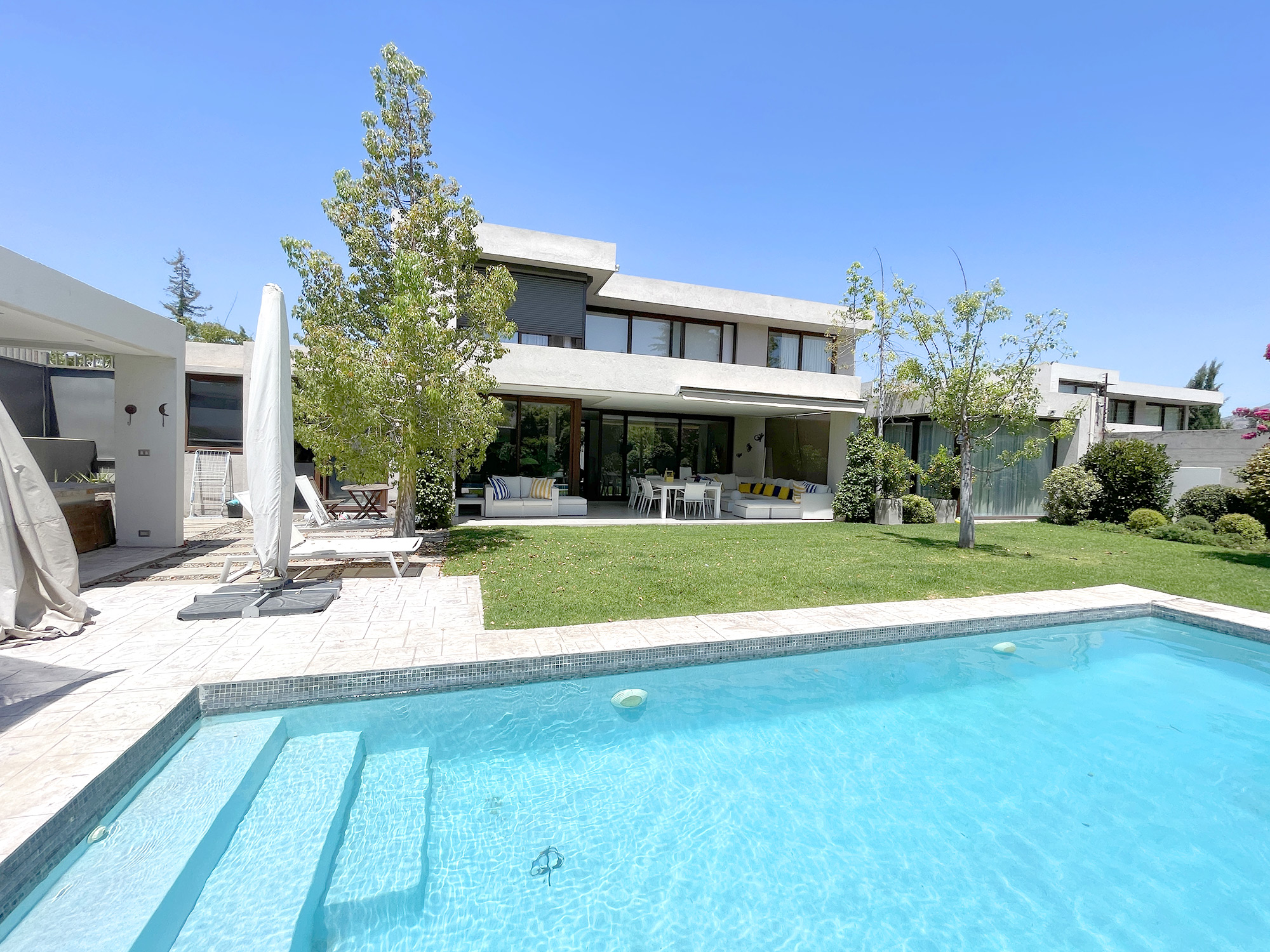 Moderna casa mediterránea en Condominio Los Nogales La Dehesa