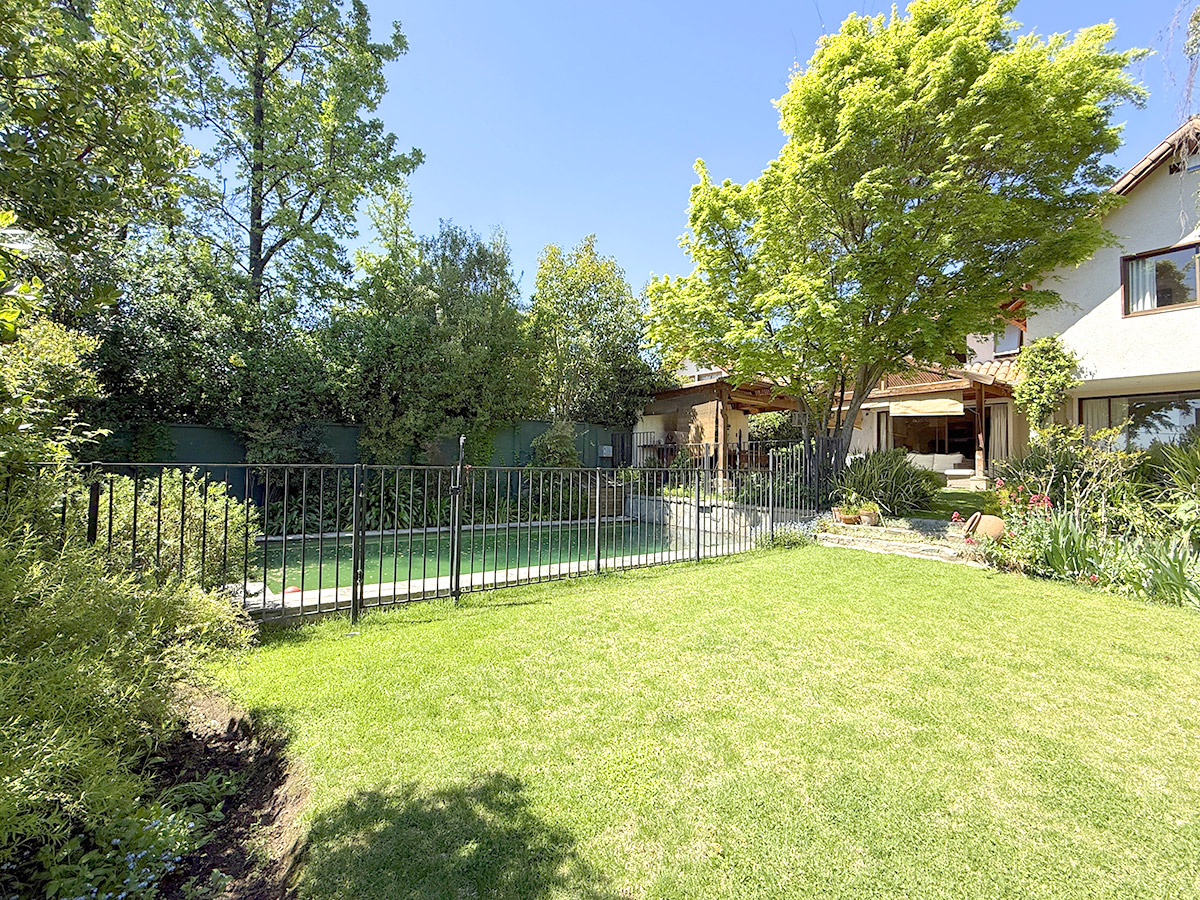 VENDIDA Amplia casa en San Carlos de Apoquindo