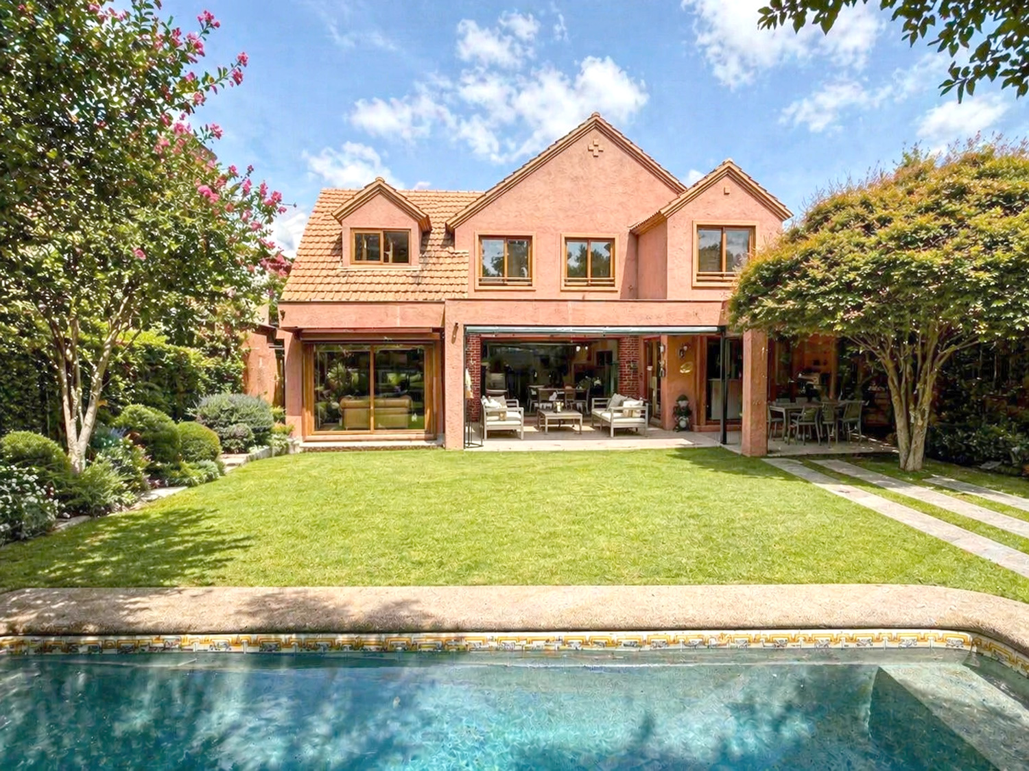 SE VENDE REMODELADA EN CONDOMINIO/ UDD CUMBRES