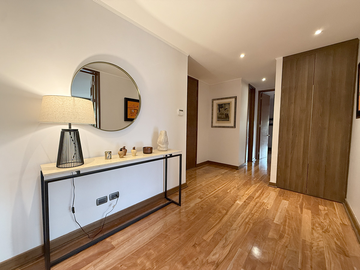 SE ARRIENDA DEPTO EN LOS DOMINICOS CON JARDIN Y PISCINA